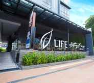 Bên ngoài 2 The Life Styles Hotel Surabaya