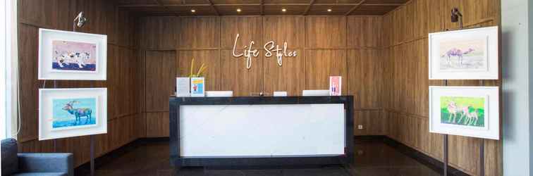 Lobby The Life Styles Hotel Surabaya