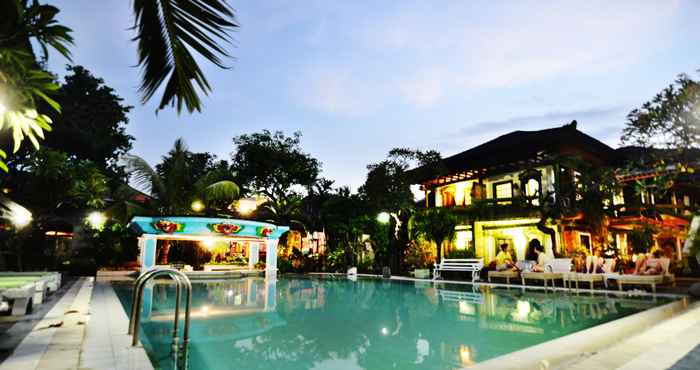 Swimming Pool Hotel Prawita