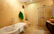 ห้องน้ำภายในห้อง 5 Villa Santi Hotel 