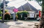 Exterior 3 OYO 353 Loesje Guest House Syariah