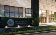 Bangunan 2 Knightsbridge Residences Makati - Premier Room with Best Price