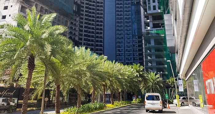 Bangunan Knightsbridge Residences Makati - Premier Room with Best Price