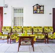 Common Space 3 OYO 433 Nelvi Guest House Syariah