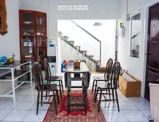 Lobi 2 OYO 433 Nelvi Guest House Syariah