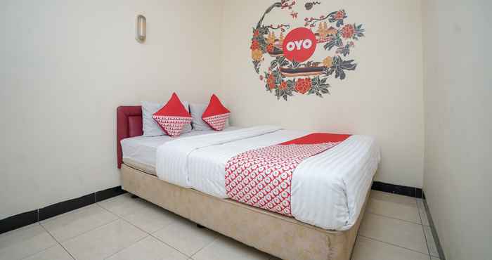 Bedroom OYO 448 Hotel Central