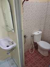 Toilet Kamar 4 Comfort Room at Renny Homestay