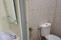 Toilet Kamar Comfort Room at Renny Homestay