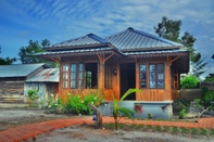 Exterior Rock and Wreck Dive Resort