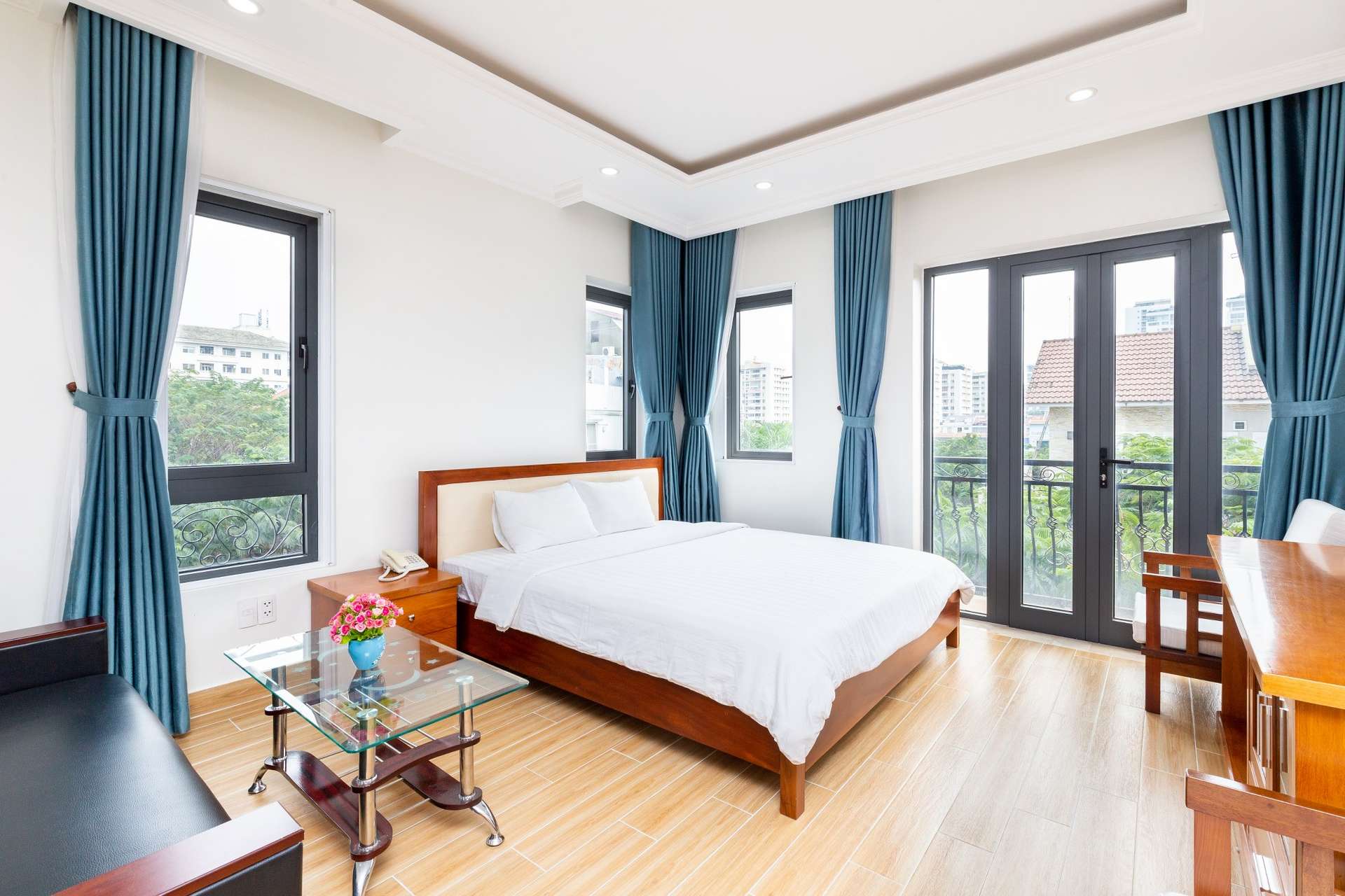 ”<em>Sunny Hotel & Apartments - Quận 7, TP.HCM</em>“