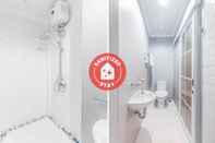 Toilet Kamar OYO 371 Kwitang Guest House Near RSPAD Gatot Soebroto