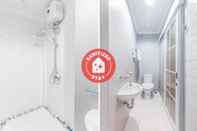 In-room Bathroom OYO 371 Kwitang Guest House Near RSPAD Gatot Soebroto