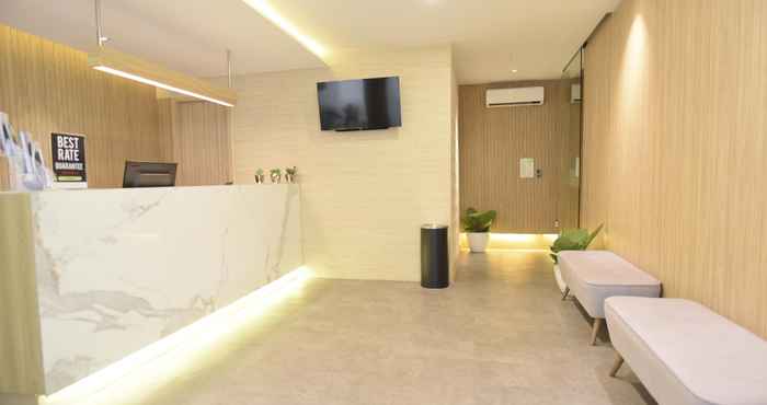 Lobby Whiz Capsule Hotel Thamrin Jakarta