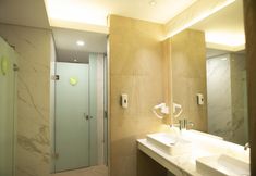 Toilet Kamar 6 Whiz Capsule Hotel Thamrin Jakarta