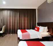 Kamar Tidur 4 OYO 557 Tong House Resort