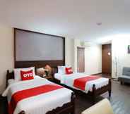 Kamar Tidur 6 OYO 557 Tong House Resort