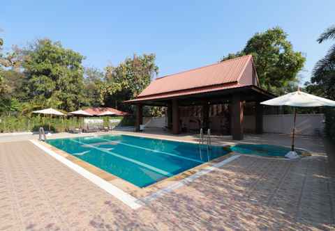 Kolam Renang OYO 557 Tong House Resort