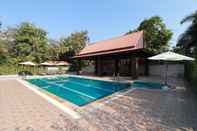 Kolam Renang OYO 557 Tong House Resort