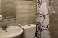 In-room Bathroom Magarbo Hotel
