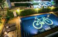 สระว่ายน้ำ 6 The Bike Loft Family Hostel