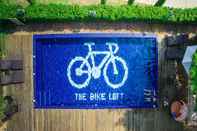 สระว่ายน้ำ The Bike Loft Family Hostel