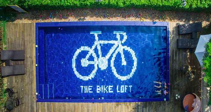 สระว่ายน้ำ The Bike Loft Family Hostel