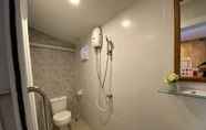 Bilik Mandi dalam Bilik 4 Bed in Beyt Boutique Hotel