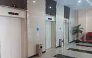 Lobi 3 Apartemen green pramuka type 2 bedroom by agape