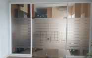 Sảnh chờ 2 Apartemen green pramuka type 2 bedroom by agape