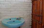 Toilet Kamar 6 Rumah Mantan Homestay (Baciro)