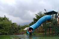 Swimming Pool Oak Tree Glamping Resort