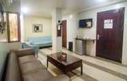 Kamar Tidur 6 RedDoorz Plus near Holy Name Medical Center