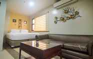 Kamar Tidur 4 RedDoorz Plus near Holy Name Medical Center