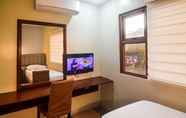 Kamar Tidur 7 RedDoorz Plus near Holy Name Medical Center