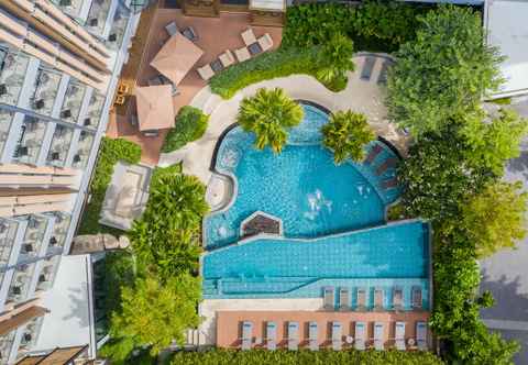 สระว่ายน้ำ Hotel Amber Pattaya