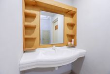 Phòng tắm bên trong Collection O Mangga Besar Near Lokasari Square Formerly 45 Residence