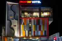 Luar Bangunan Front One Hotel Tulungagung