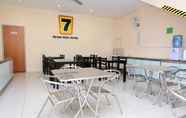 Ruang untuk Umum 2 Super OYO 635 Seven Days Hotel