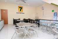 Ruang untuk Umum Super OYO 635 Seven Days Hotel