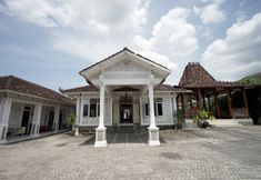 外観 6 OYO 749 Omah Putih