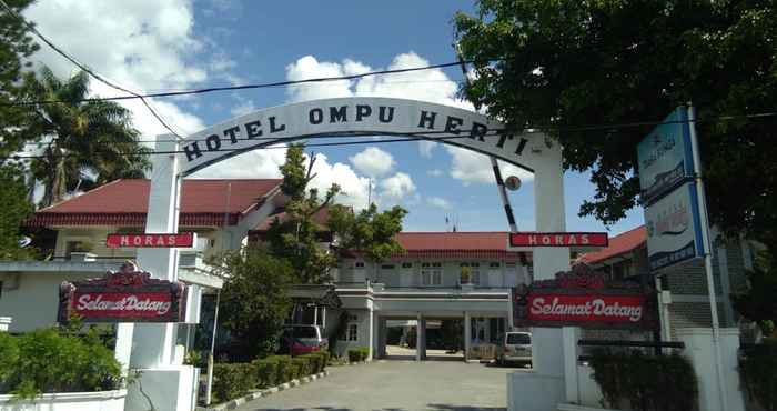 Bên ngoài Ompu Herti Hotel