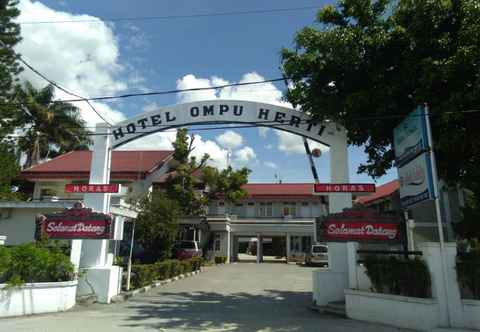 Exterior Ompu Herti Hotel