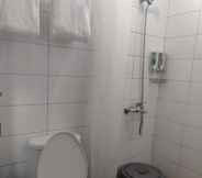 In-room Bathroom 5 Ompu Herti Hotel