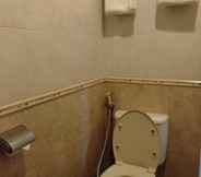 In-room Bathroom 3 Ompu Herti Hotel