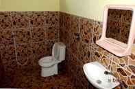 In-room Bathroom Aura Guest House Gili Air 