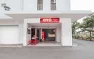 Exterior 6 OYO 129 Bassura City Apartment