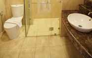 In-room Bathroom 5 Apatel Senayan Residence