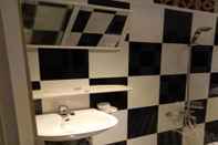 In-room Bathroom SamBa Posh Hostel Can Tho