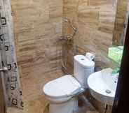 Toilet Kamar 7 BENHAS Hotel