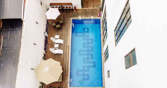 Swimming Pool Urbanest Inn House Slipi